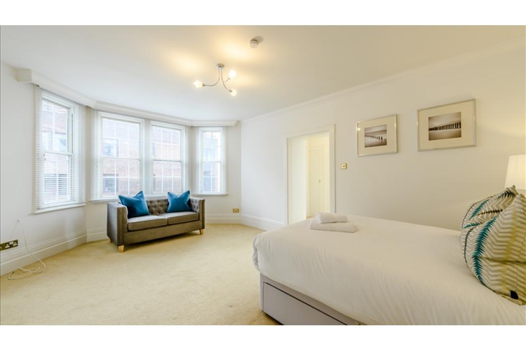 Elegant Three-Bedroom Apartment in Prestigious Art Deco Block, Strathmore Court, NW8