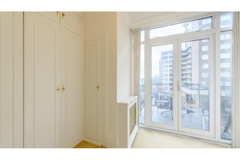 Elegant Three-Bedroom Apartment in Prestigious Art Deco Block, Strathmore Court, NW8