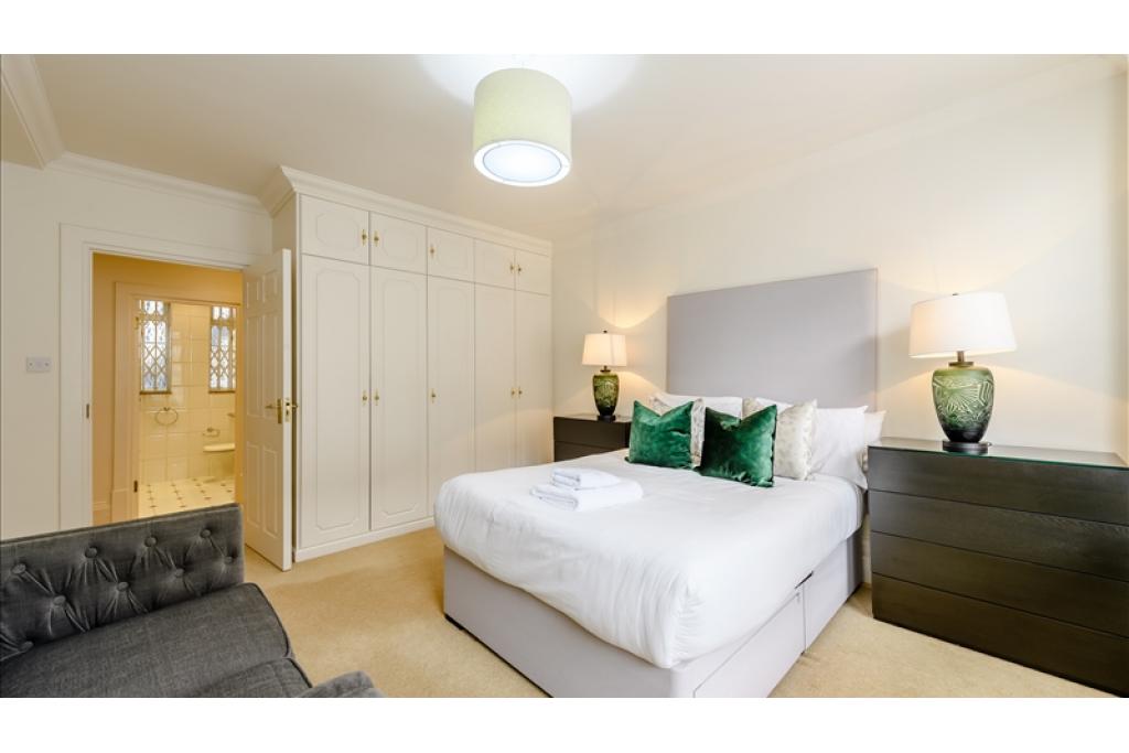 Elegant Three-Bedroom Apartment in Prestigious Art Deco Block, Strathmore Court, NW8