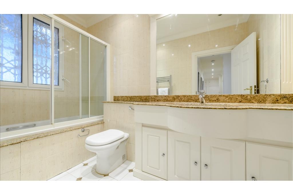 Elegant Three-Bedroom Apartment in Prestigious Art Deco Block, Strathmore Court, NW8