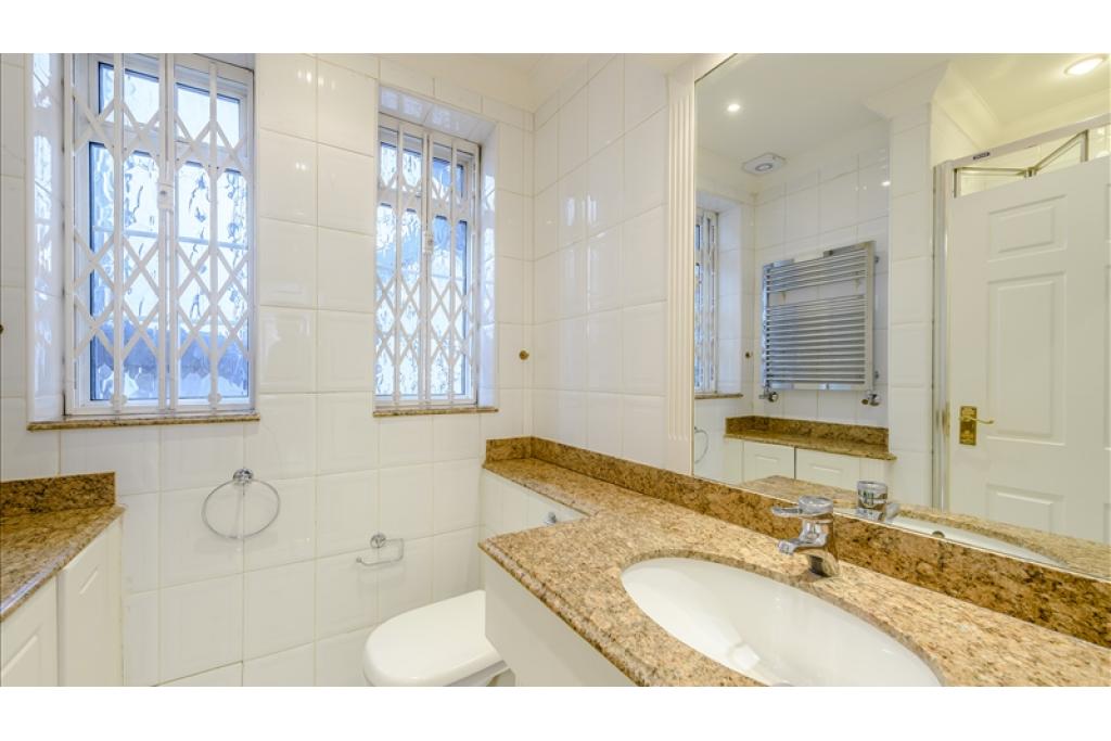 Elegant Three-Bedroom Apartment in Prestigious Art Deco Block, Strathmore Court, NW8