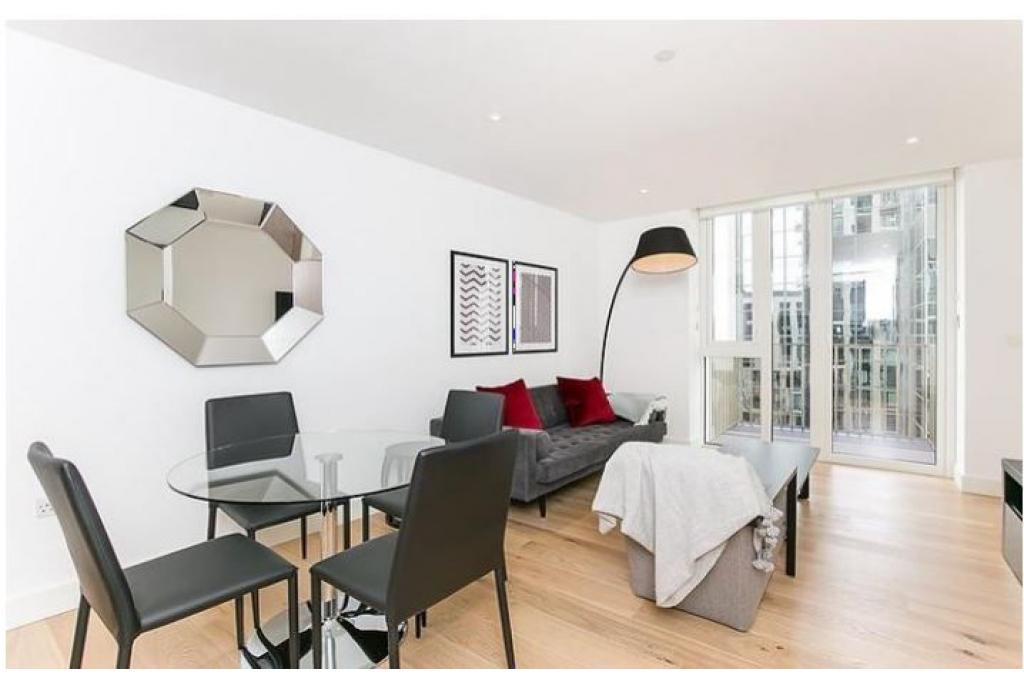 Modern One Bedroom Apartment with Balcony in Prestigious Admiralty House, London Dock