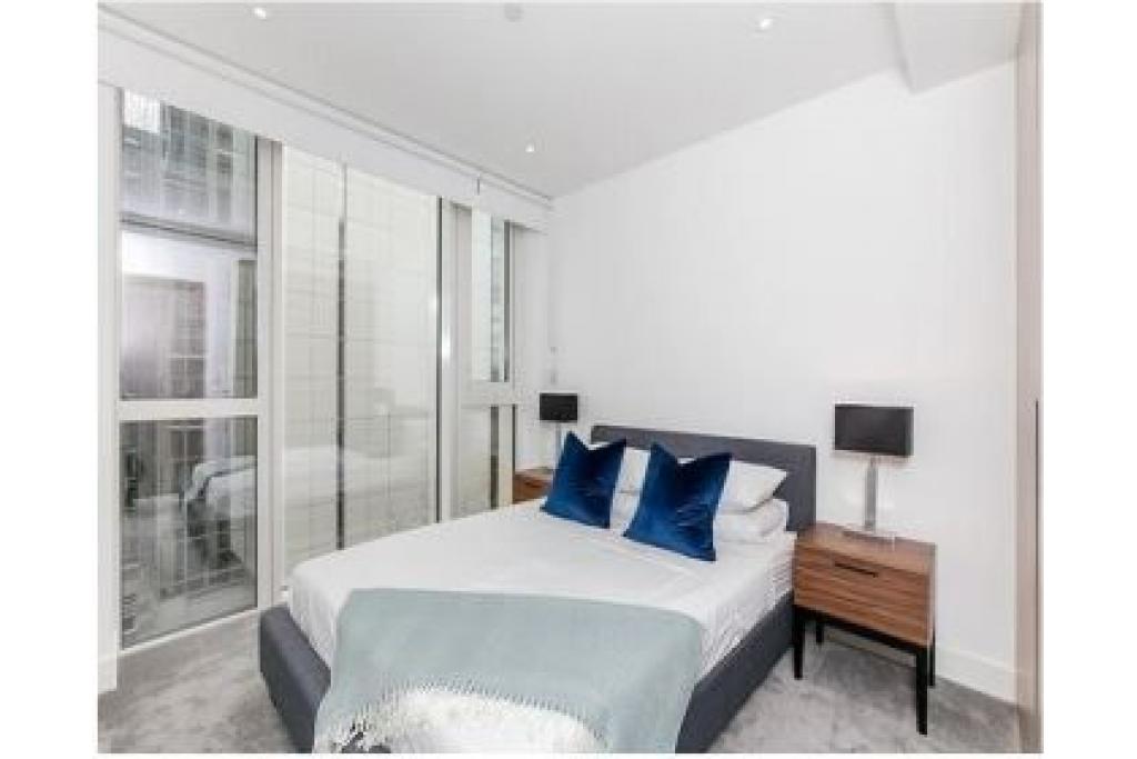 Modern One Bedroom Apartment with Balcony in Prestigious Admiralty House, London Dock
