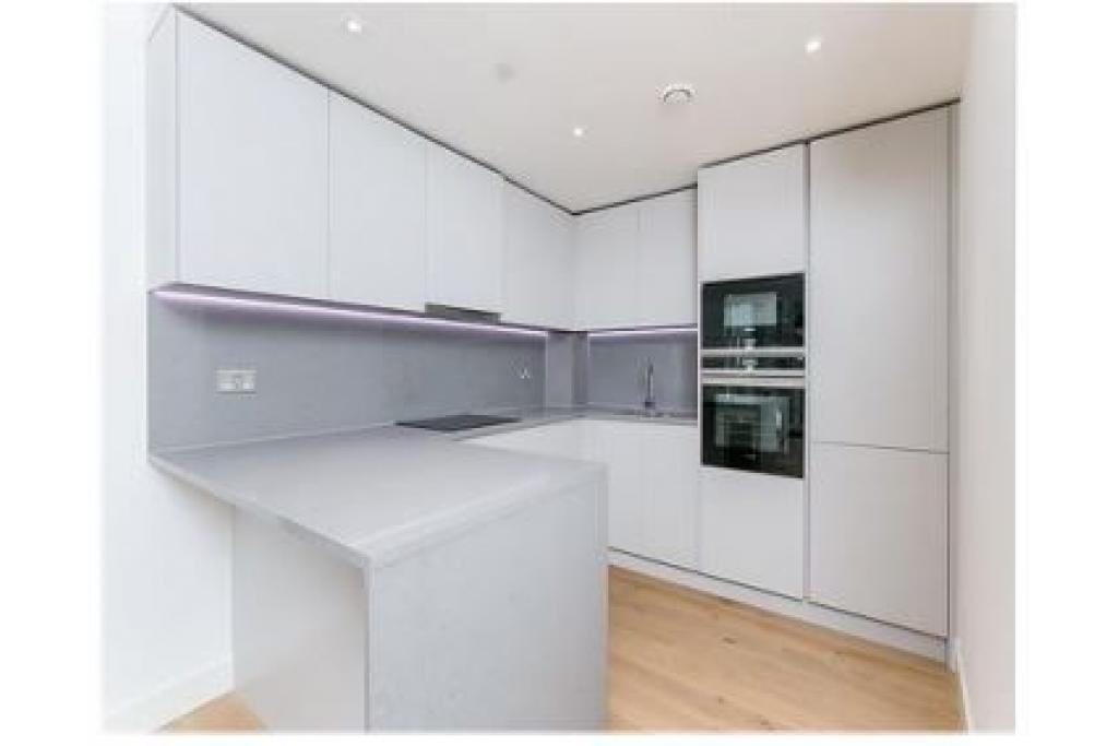 Modern One Bedroom Apartment with Balcony in Prestigious Admiralty House, London Dock