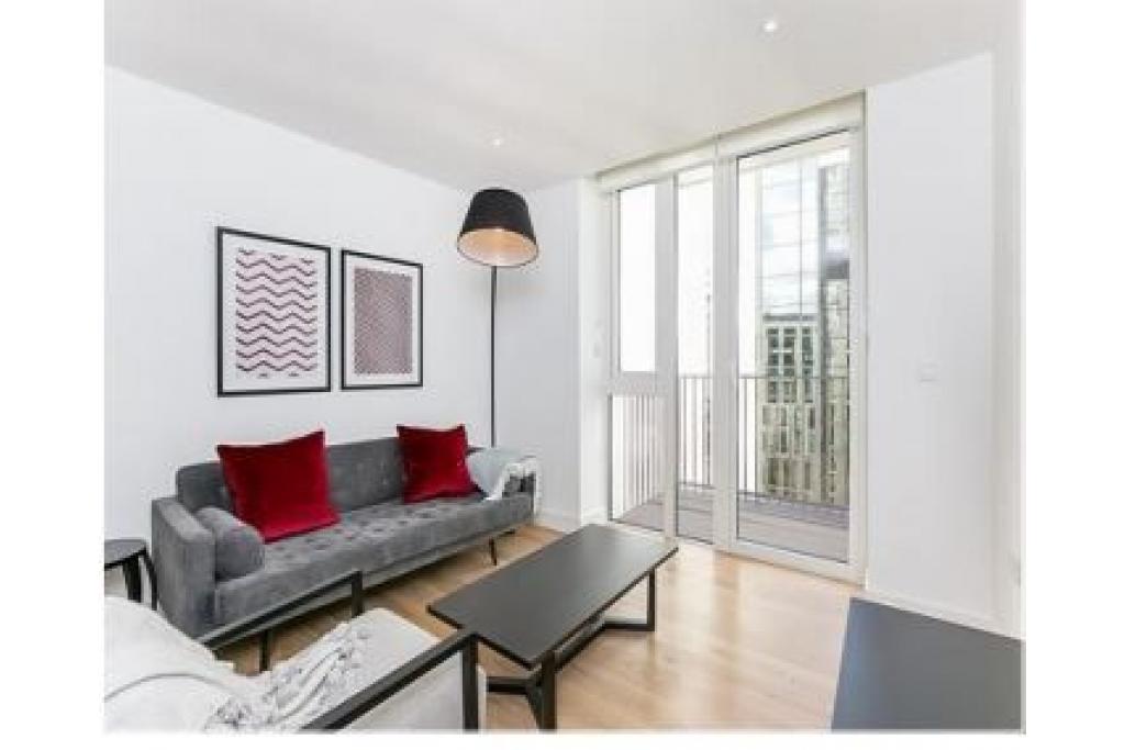 Modern One Bedroom Apartment with Balcony in Prestigious Admiralty House, London Dock