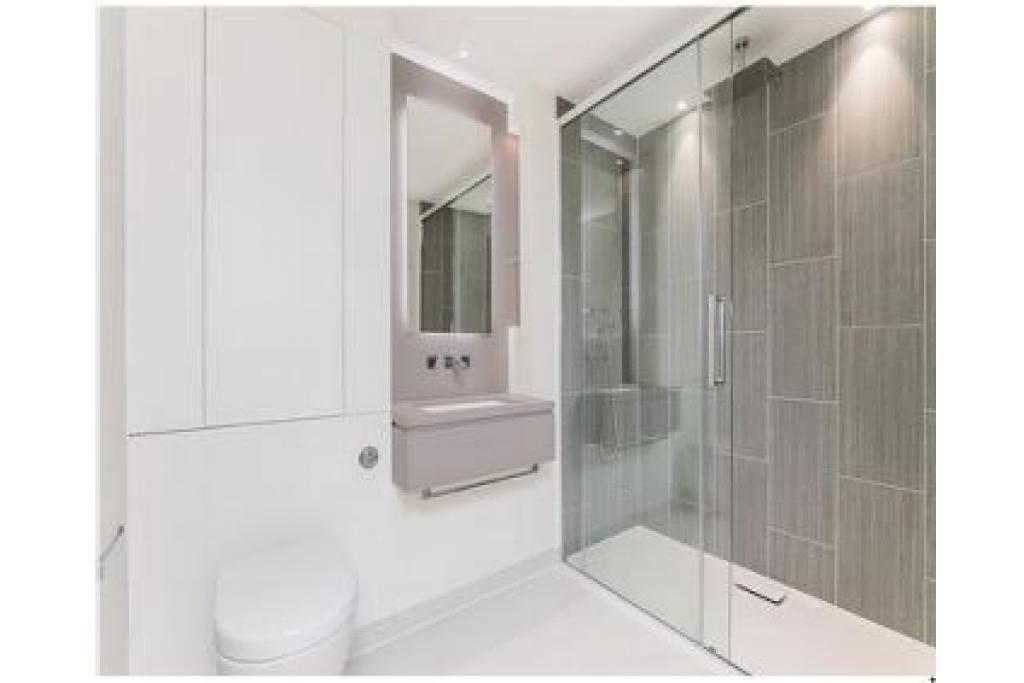 Modern One Bedroom Apartment with Balcony in Prestigious Admiralty House, London Dock