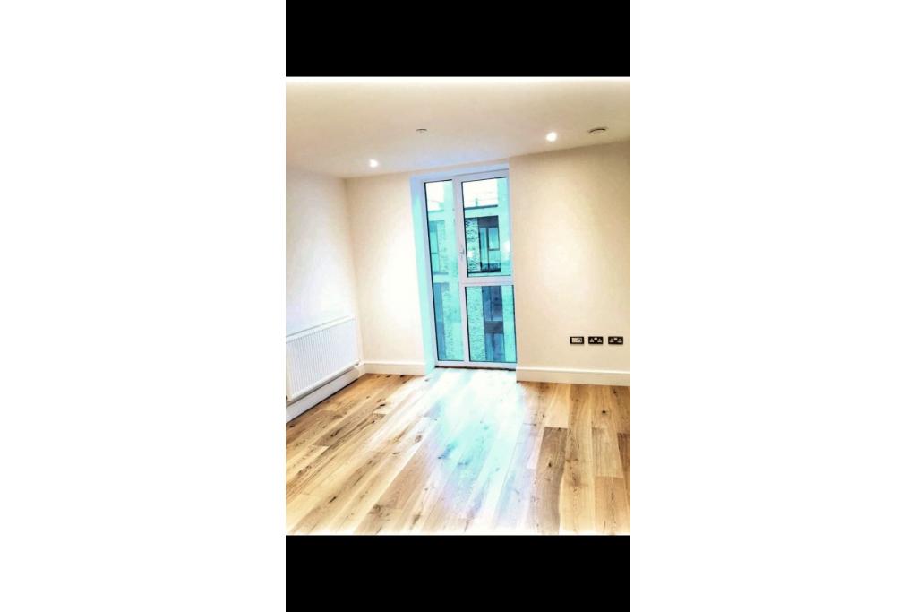 Stylish Studio Apartment with Balcony in Sovereign Tower, Royal Gateway