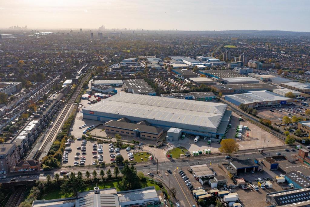 Refurbished Cross-Docked Warehouse in Prime North London Logistics Hub
