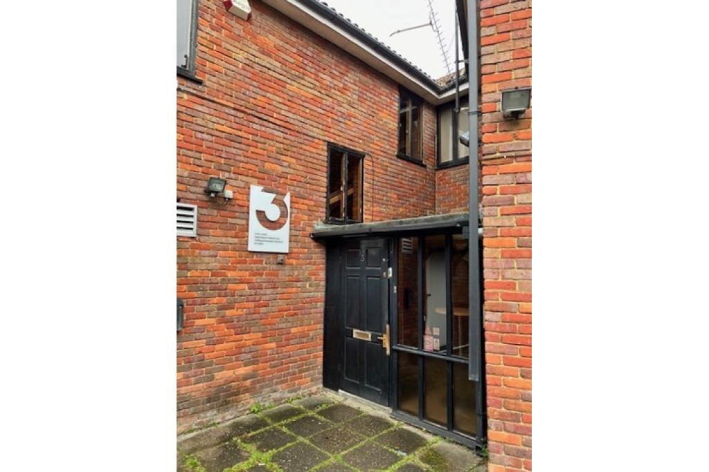 3-3 Thompsons Close – Shopfront Retail/Office, Harpenden, Hertfordshire