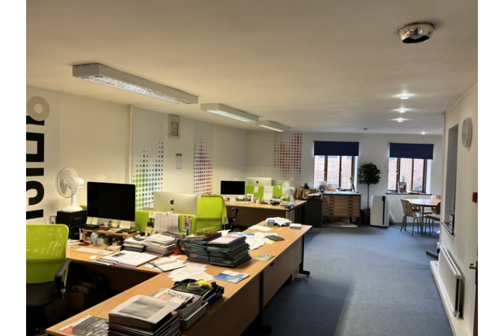 3-3 Thompsons Close – Shopfront Retail/Office, Harpenden, Hertfordshire