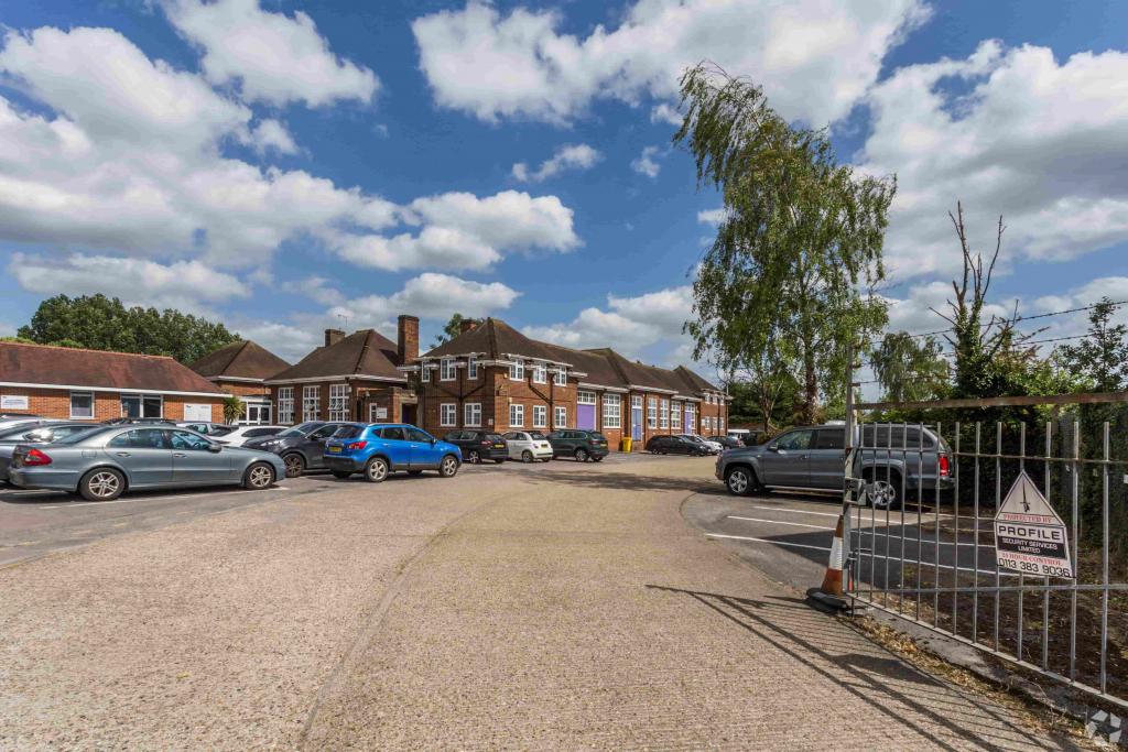 Alexander Rd – Hertfordshire Business Centre, St Albans, Hertfordshire AL2 1JG – Office