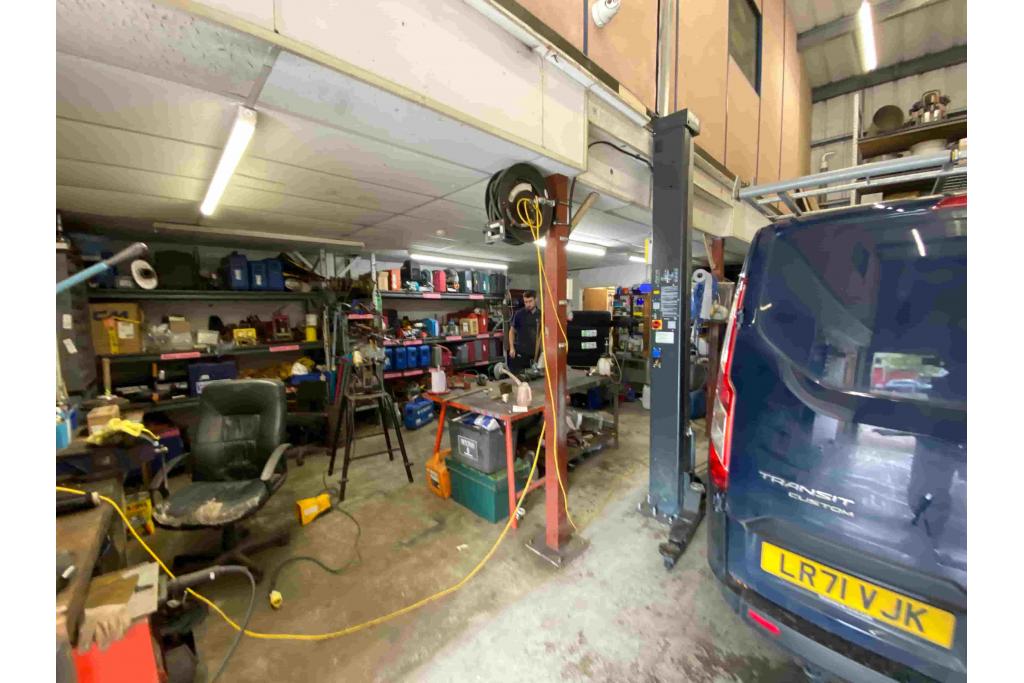 Warehouse Unit at Metro Centre - Industrial Space in St Albans, Hertfordshire