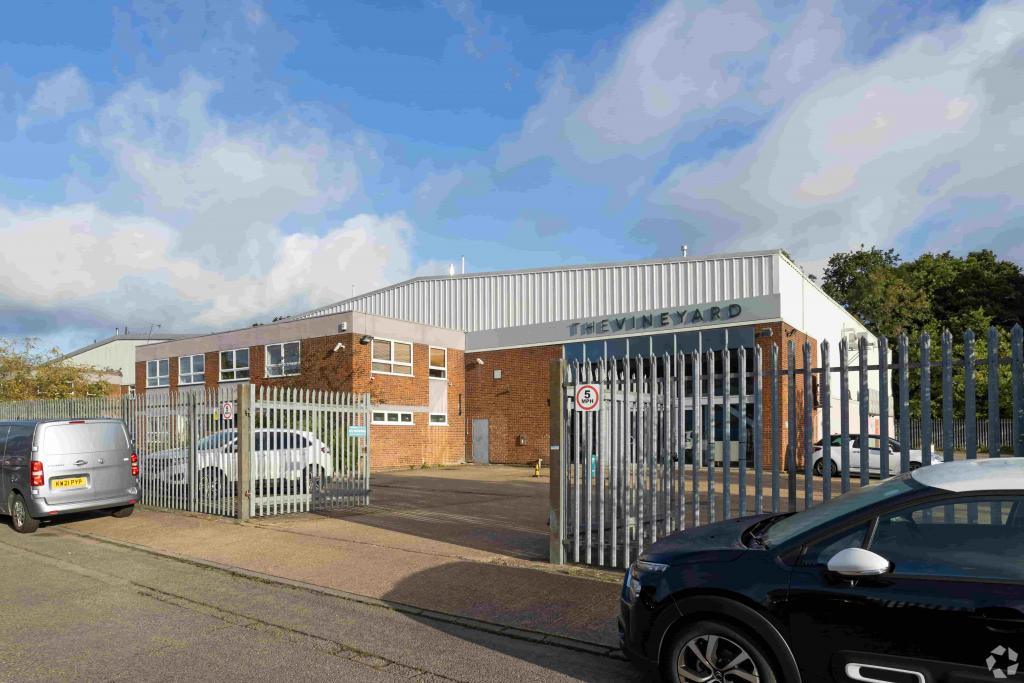 Industrial Warehouse - Brick Knoll, St Albans Hertfordshire AL1 5UG