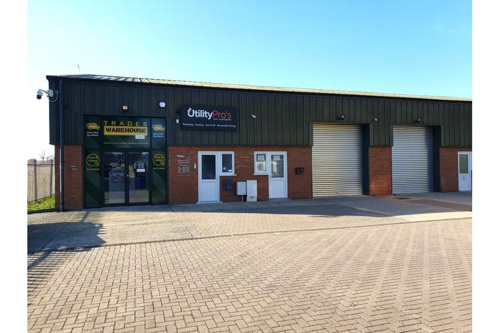 Modern Warehouse Unit at Lodge Yard Business Centre, Aylesbury - Industrial Space for Lease