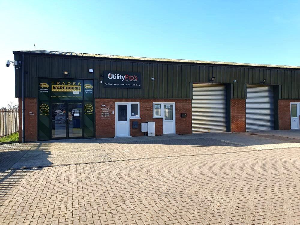 Modern Warehouse Unit at Lodge Yard Business Centre, Aylesbury - Industrial Space for Lease