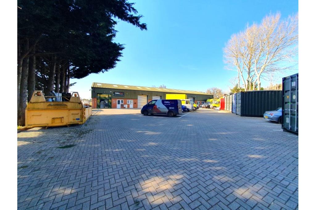 Modern Warehouse Unit at Lodge Yard Business Centre, Aylesbury - Industrial Space for Lease