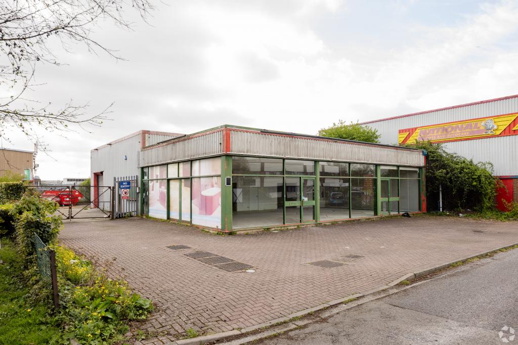 Standalone Retail Unit To Let at Broadfields Shopping Centre - Aylesbury Vale