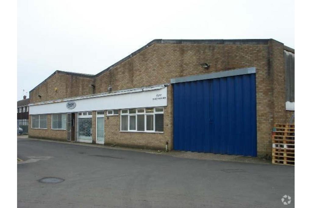 Warehouse To Let - Buckingham Road, Aylesbury, Buckinghamshire HP19 3QQ