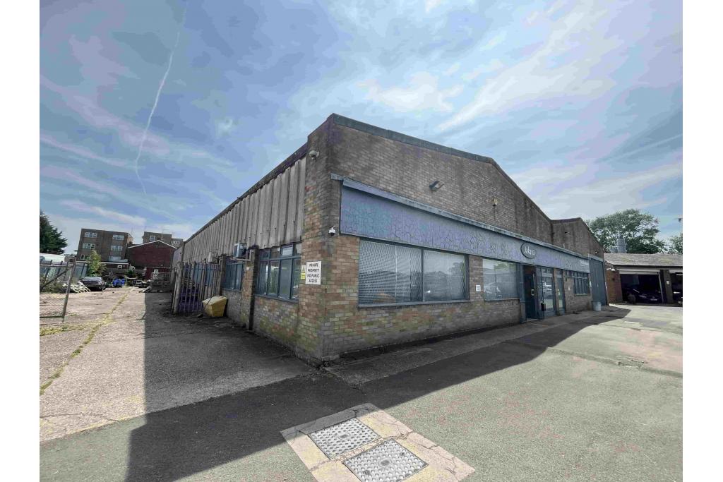 Warehouse To Let - Buckingham Road, Aylesbury, Buckinghamshire HP19 3QQ