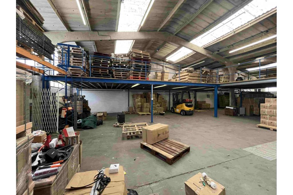 Warehouse To Let - Buckingham Road, Aylesbury, Buckinghamshire HP19 3QQ