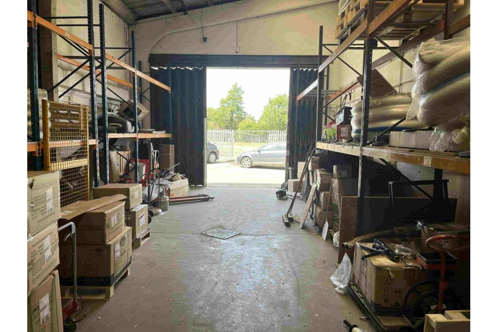 Warehouse To Let - Buckingham Road, Aylesbury, Buckinghamshire HP19 3QQ