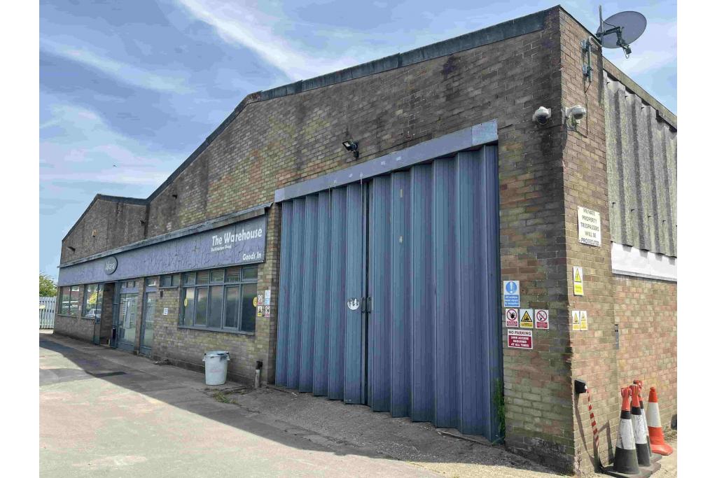 Warehouse To Let - Buckingham Road, Aylesbury, Buckinghamshire HP19 3QQ