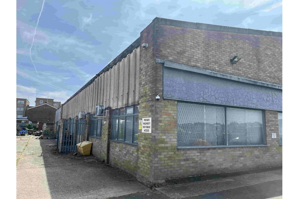Warehouse To Let - Buckingham Road, Aylesbury, Buckinghamshire HP19 3QQ