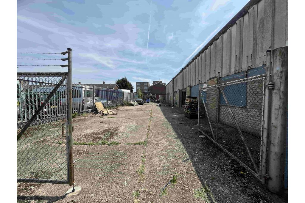 Warehouse To Let - Buckingham Road, Aylesbury, Buckinghamshire HP19 3QQ