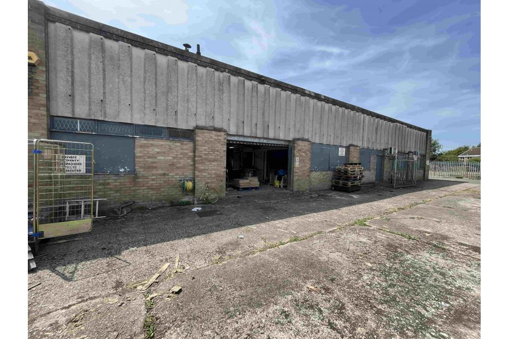 Warehouse To Let - Buckingham Road, Aylesbury, Buckinghamshire HP19 3QQ