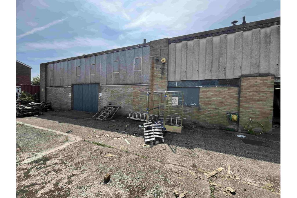 Warehouse To Let - Buckingham Road, Aylesbury, Buckinghamshire HP19 3QQ