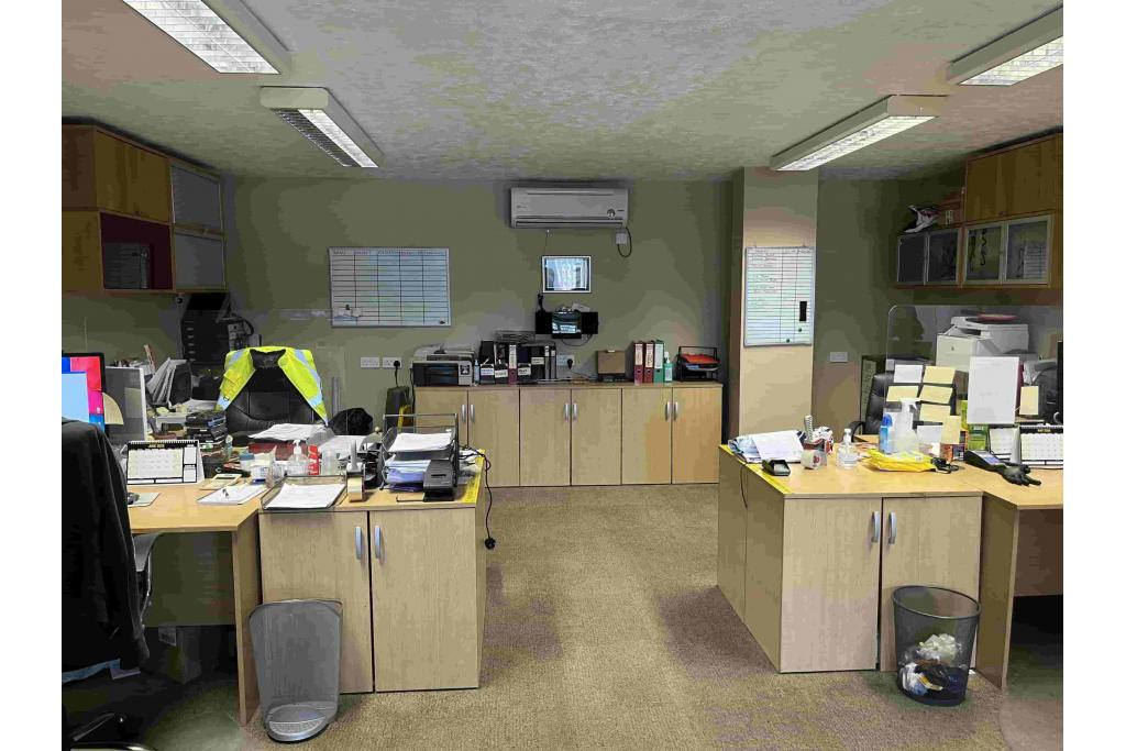 Warehouse To Let - Buckingham Road, Aylesbury, Buckinghamshire HP19 3QQ