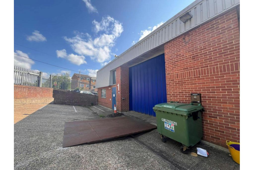 Industrial Warehouse To Let - Chilton Road, Howard Industrial Estate, Chesham, Buckinghamshire