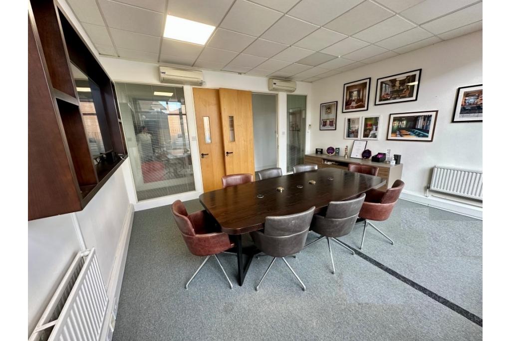 Retail and Office Premises To Let - 211 High Street, Berkhamsted, Hertfordshire HP4 1AD