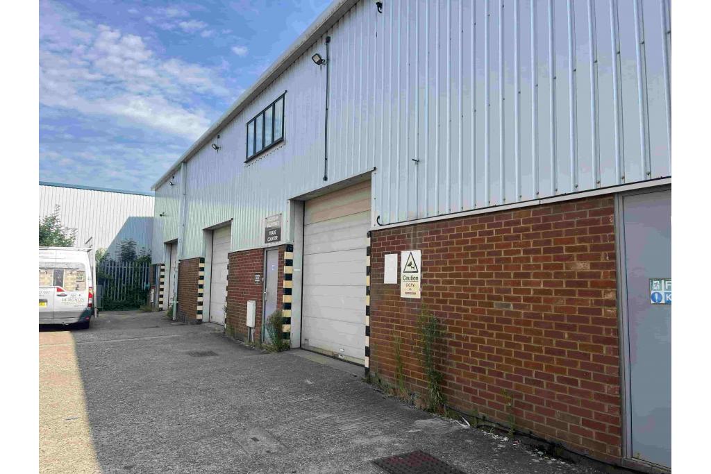 Light Industrial Showroom To Let - 4-12 Kempson Close, Aylesbury, Buckinghamshire