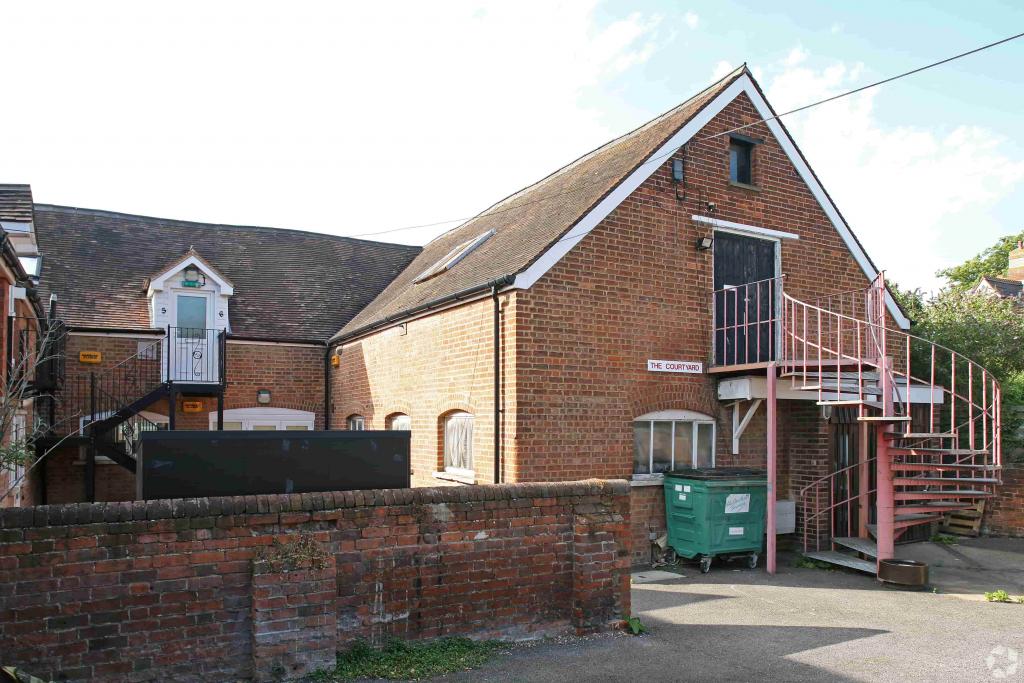Courtyard Business Centre Light Manufacturing Property - Aylesbury, Buckinghamshire HP21 7LZ