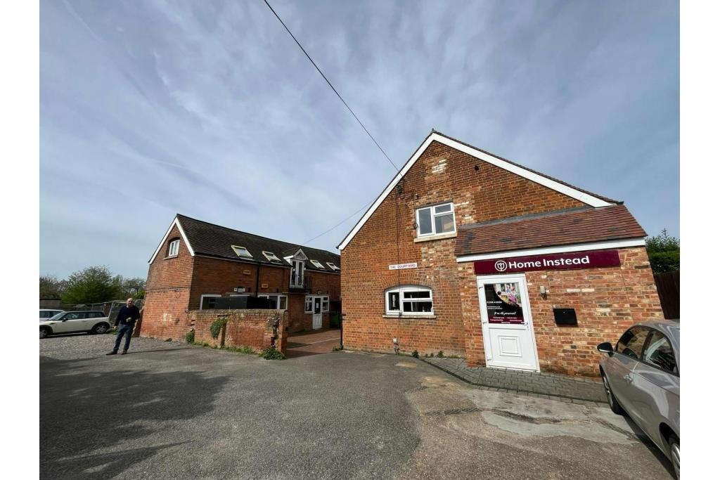 Courtyard Business Centre Light Manufacturing Property - Aylesbury, Buckinghamshire HP21 7LZ