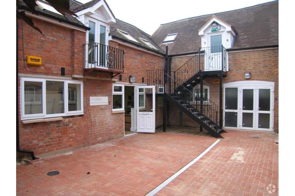 Courtyard Business Centre Light Manufacturing Property - Aylesbury, Buckinghamshire HP21 7LZ