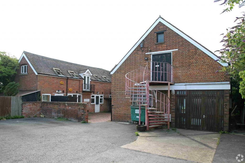Courtyard Business Centre Light Manufacturing Property - Aylesbury, Buckinghamshire HP21 7LZ
