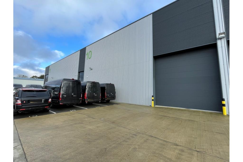 Raans Rd - The Business Centre, Warehouse Unit, Amersham, Buckinghamshire HP6 6FB