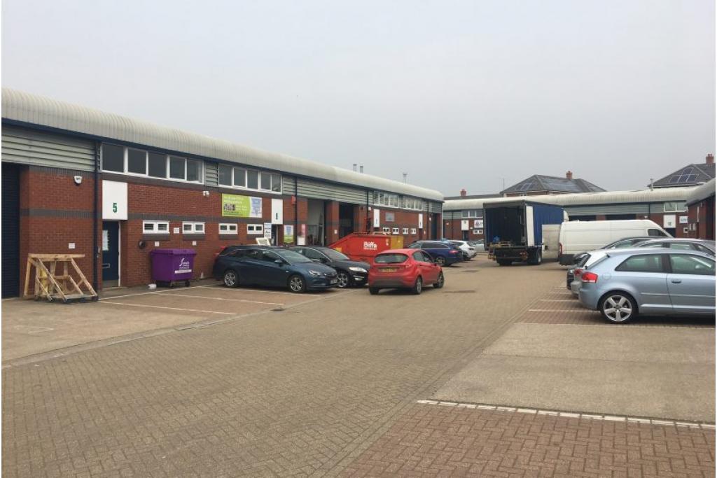 Southern Rd - Vale Industrial Estate - Warehouse, Aylesbury, Buckinghamshire HP19 9EW