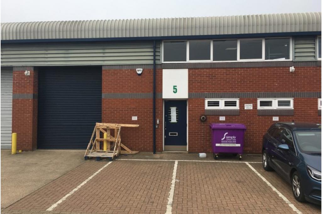 Southern Rd - Vale Industrial Estate - Warehouse, Aylesbury, Buckinghamshire HP19 9EW