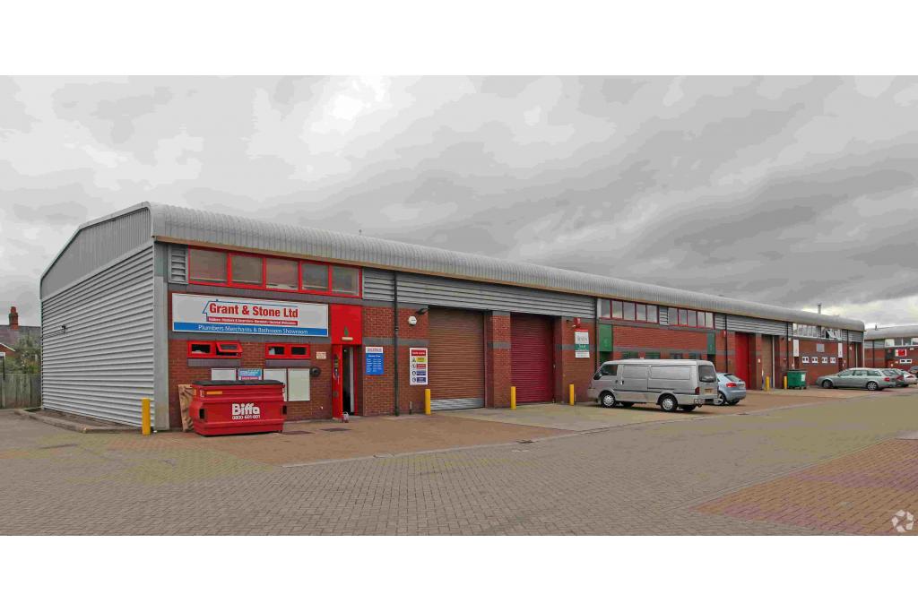 Southern Rd - Vale Industrial Estate - Warehouse, Aylesbury, Buckinghamshire HP19 9EW