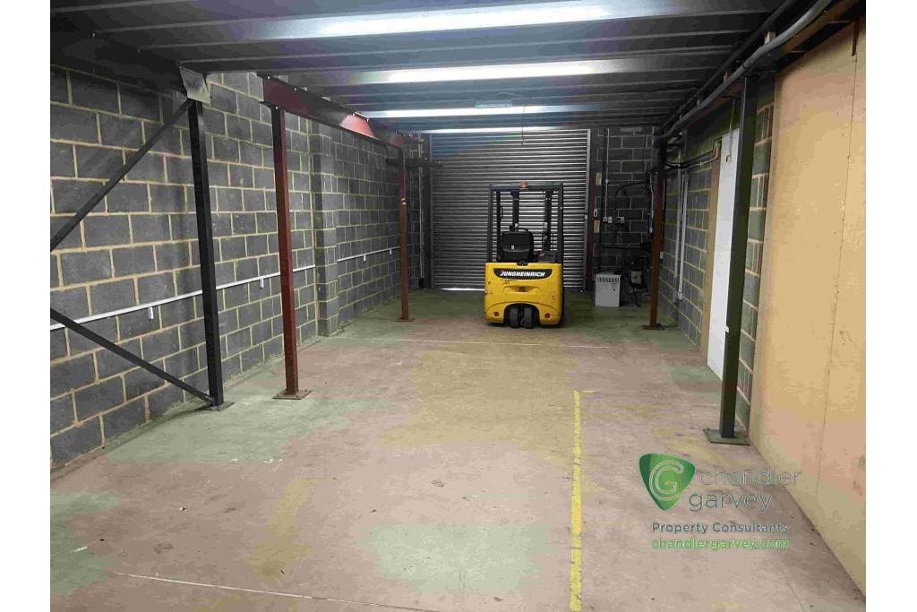 Southern Rd - Vale Industrial Estate - Warehouse, Aylesbury, Buckinghamshire HP19 9EW