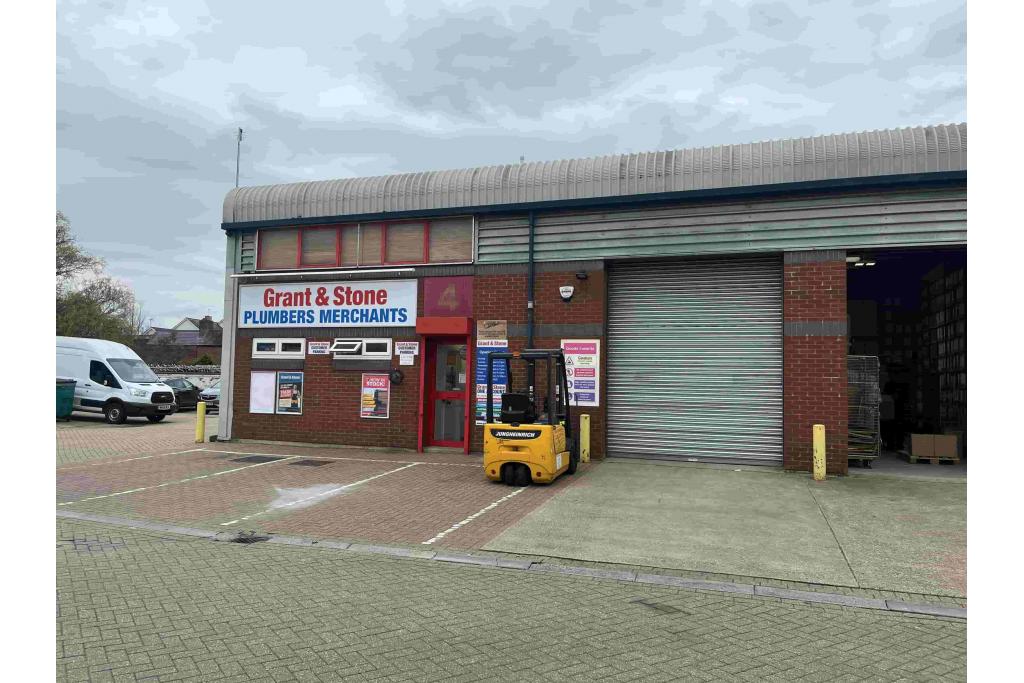 Southern Rd - Vale Industrial Estate - Warehouse, Aylesbury, Buckinghamshire HP19 9EW