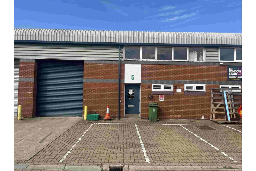 Southern Rd - Vale Industrial Estate - Warehouse, Aylesbury, Buckinghamshire HP19 9EW