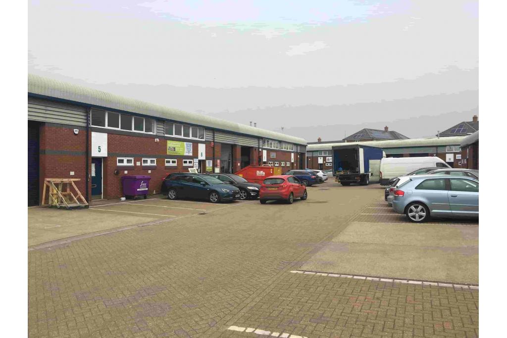 Southern Rd - Vale Industrial Estate - Warehouse, Aylesbury, Buckinghamshire HP19 9EW