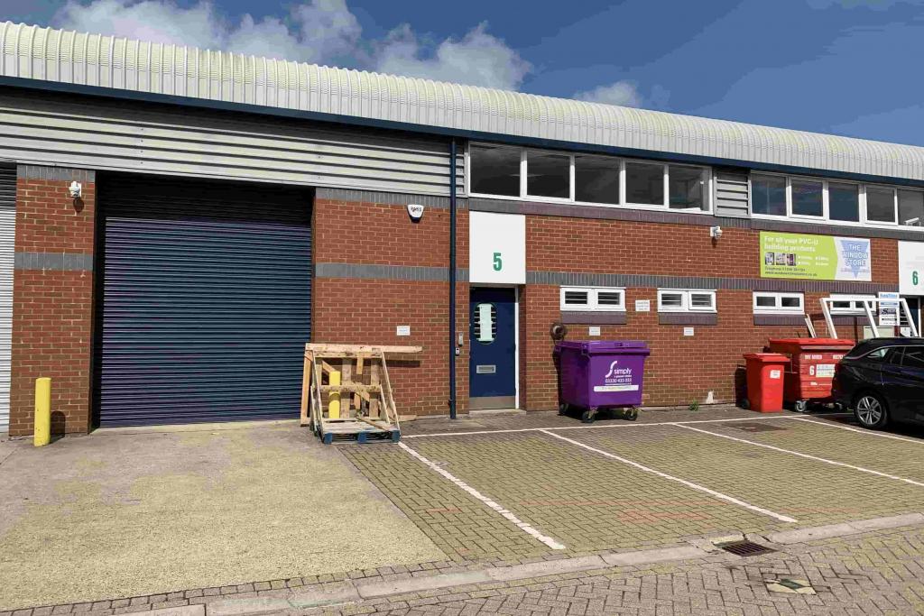 Southern Rd - Vale Industrial Estate - Warehouse, Aylesbury, Buckinghamshire HP19 9EW