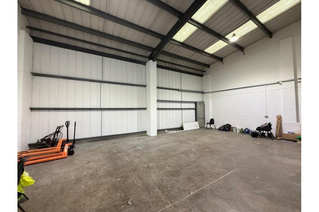Southern Rd - Vale Industrial Centre - Warehouse, Aylesbury, Buckinghamshire HP19 9EW