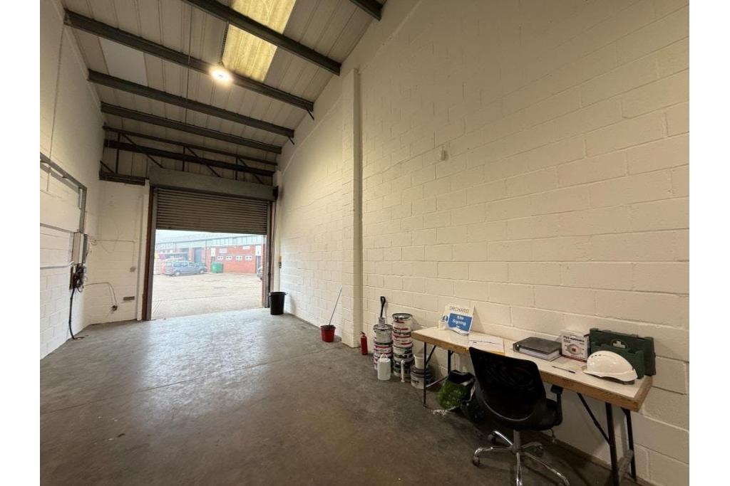 Southern Rd - Vale Industrial Centre - Warehouse, Aylesbury, Buckinghamshire HP19 9EW