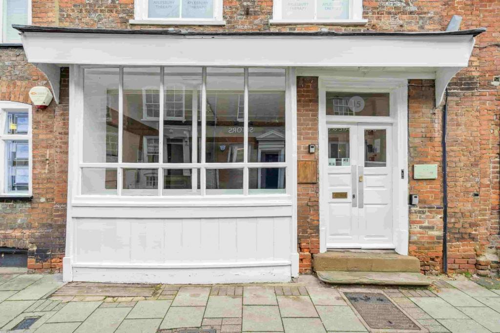 15 Temple Street - Shopfront Retail/Office, Aylesbury, Buckinghamshire HP20 2RN
